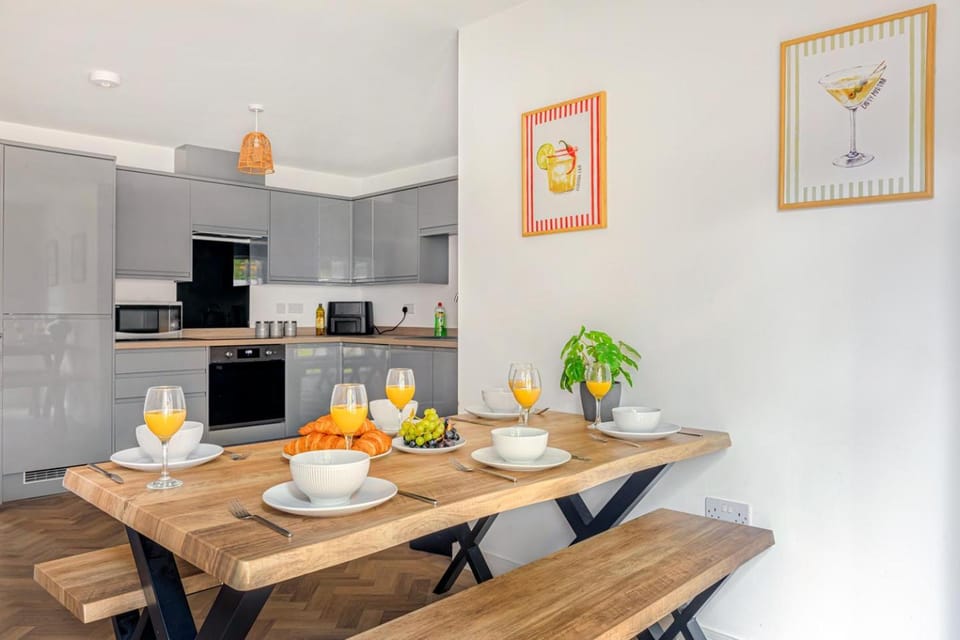 Bestwood Home with 4 Bedrooms Sleeps 10 with Parking House in England