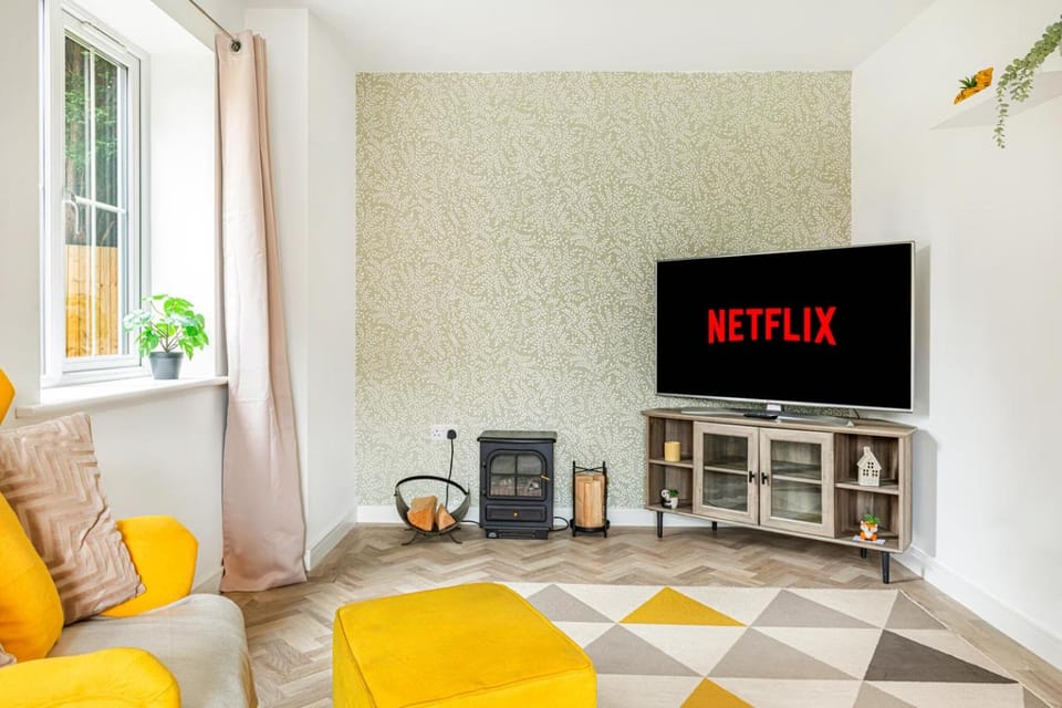 Bestwood Home with 4 Bedrooms Sleeps 10 with Parking House in England