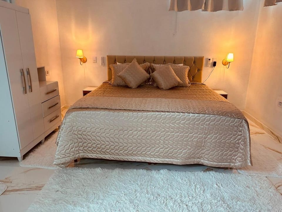 Photo of the whole room, Bedroom, wardrobe