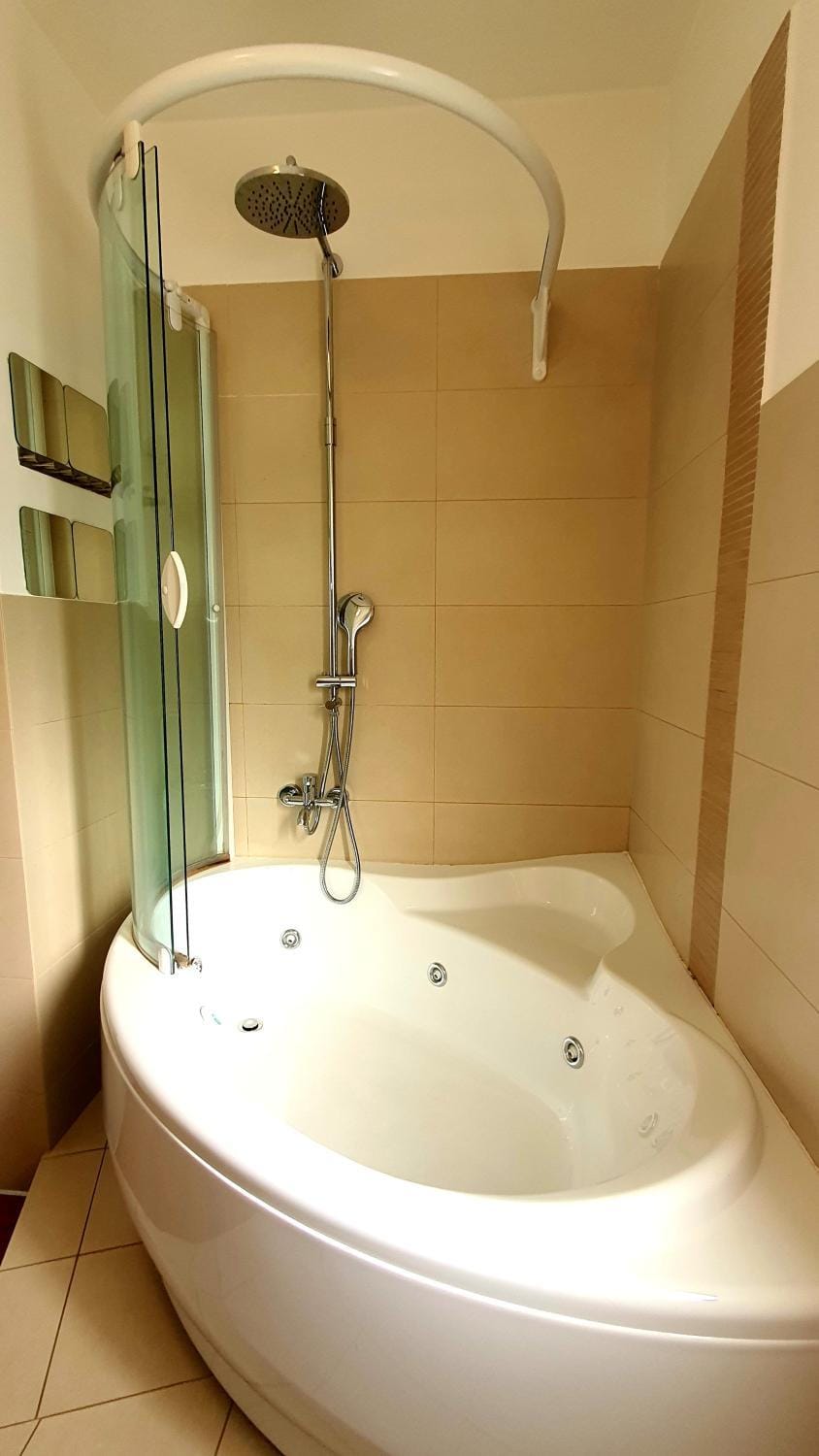 Shower, Hot Tub