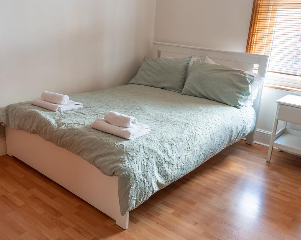 Bed, towels