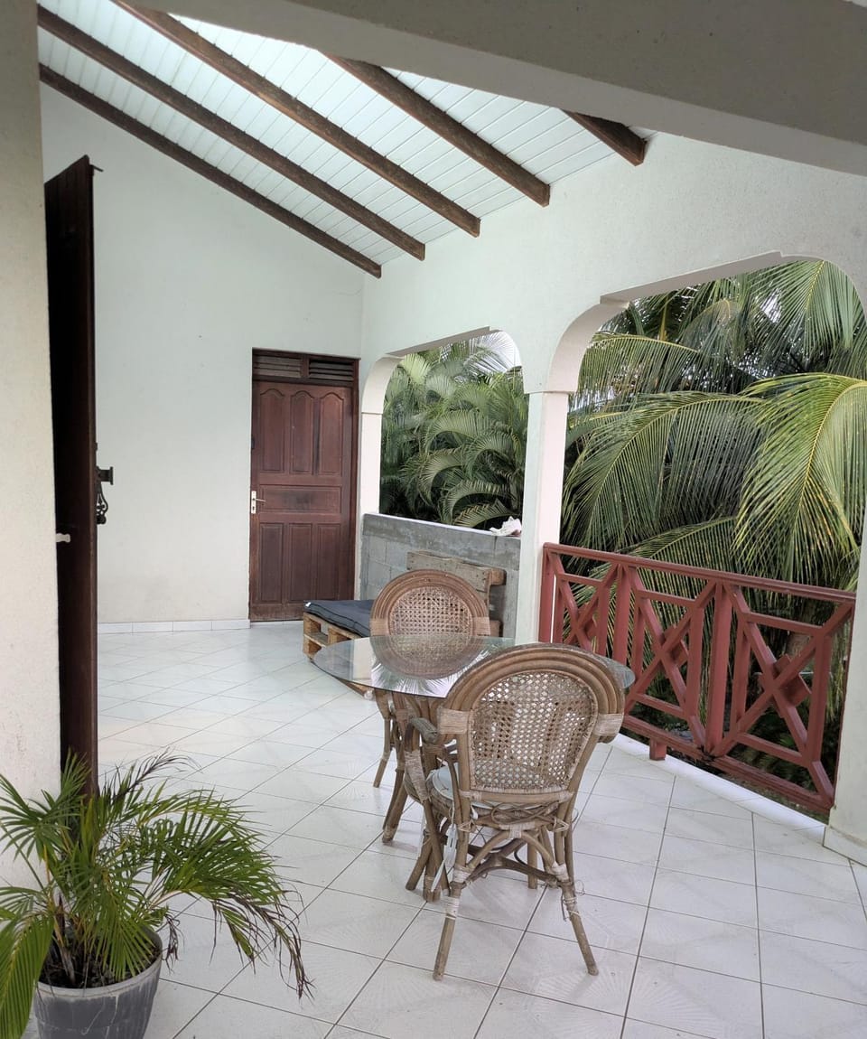 Chambre pour femme à 5 minutes de la plage Vacation rental in Grande-Terre, Guadeloupe