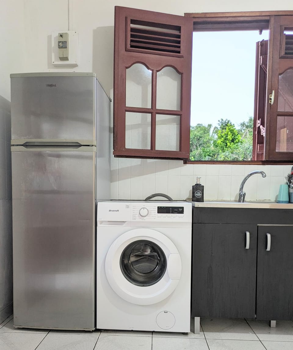 Chambre pour femme à 5 minutes de la plage Vacation rental in Grande-Terre, Guadeloupe