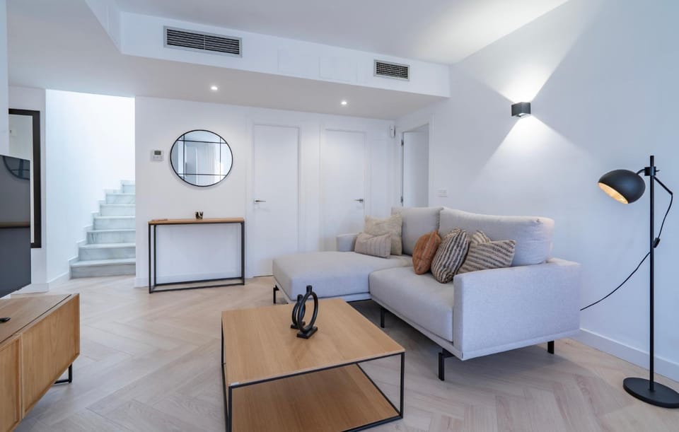 TV and multimedia, Living room, Seating area, air conditioner