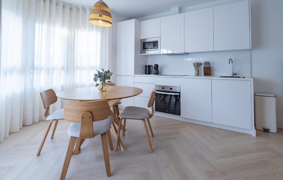 Coffee/tea facilities, Kitchen or kitchenette, Seating area, Dining area, dishwasher, oven, stove