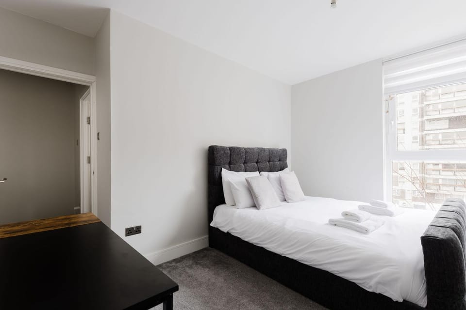 Contemporary 3BDR Retreat in South West London Apartment in London