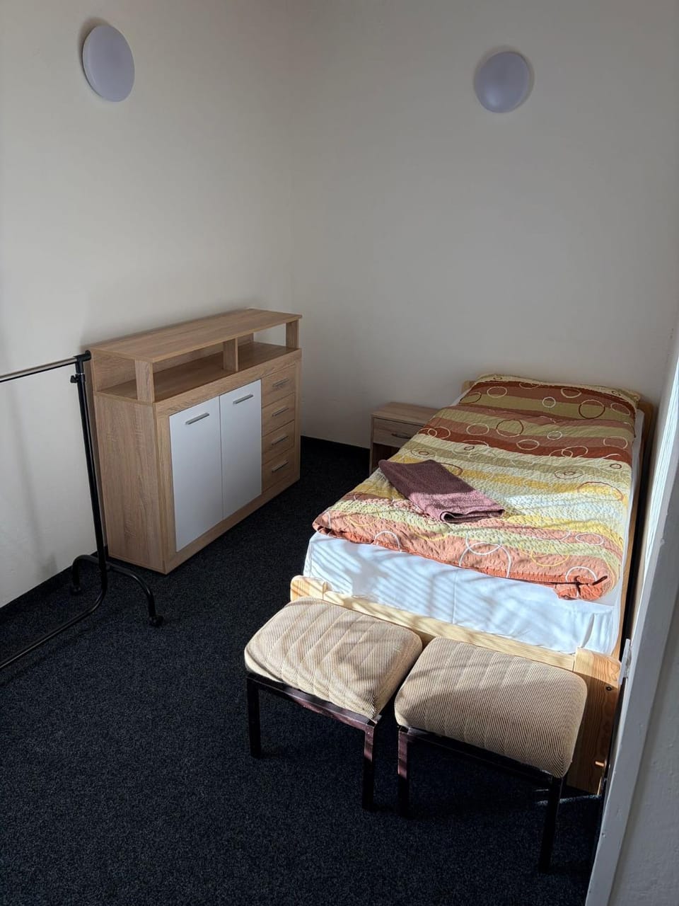 Photo of the whole room, Bedroom