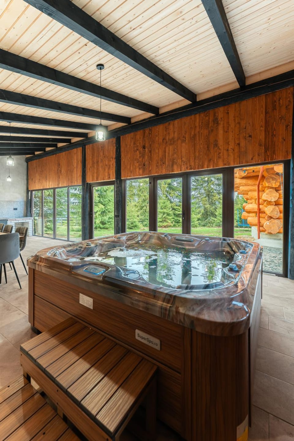 Hot Tub, Seating area