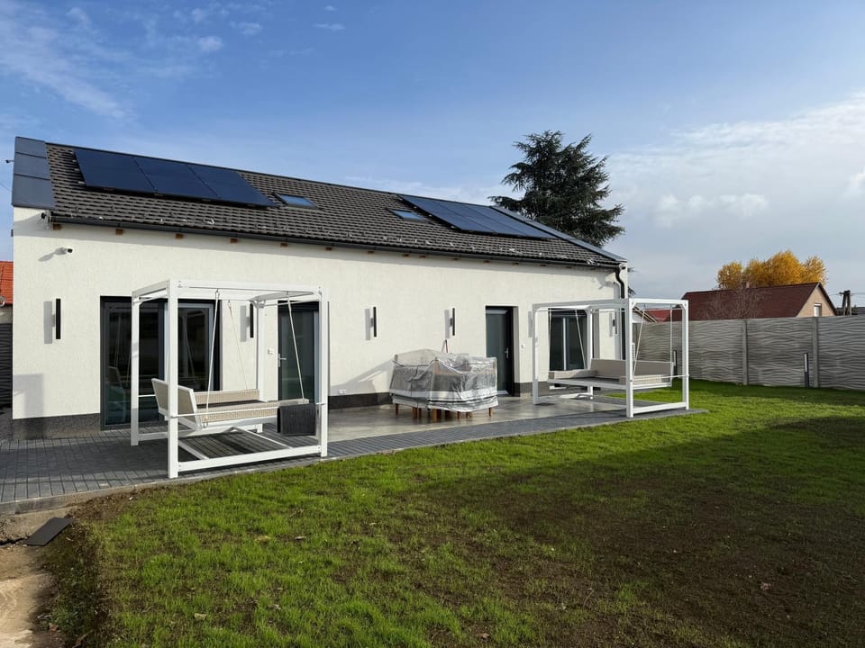 Property building, Patio, Balcony/Terrace