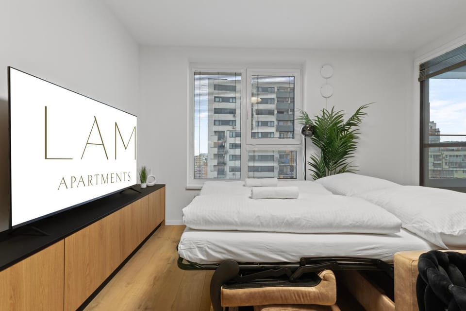 Bed, TV and multimedia, Photo of the whole room, Bedroom, towels