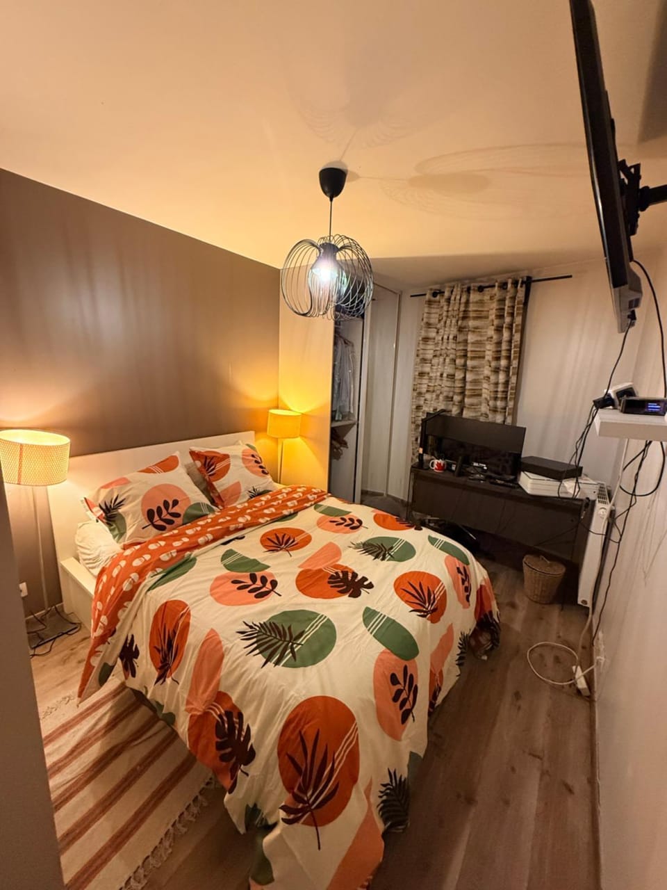 TV and multimedia, Photo of the whole room, Bedroom