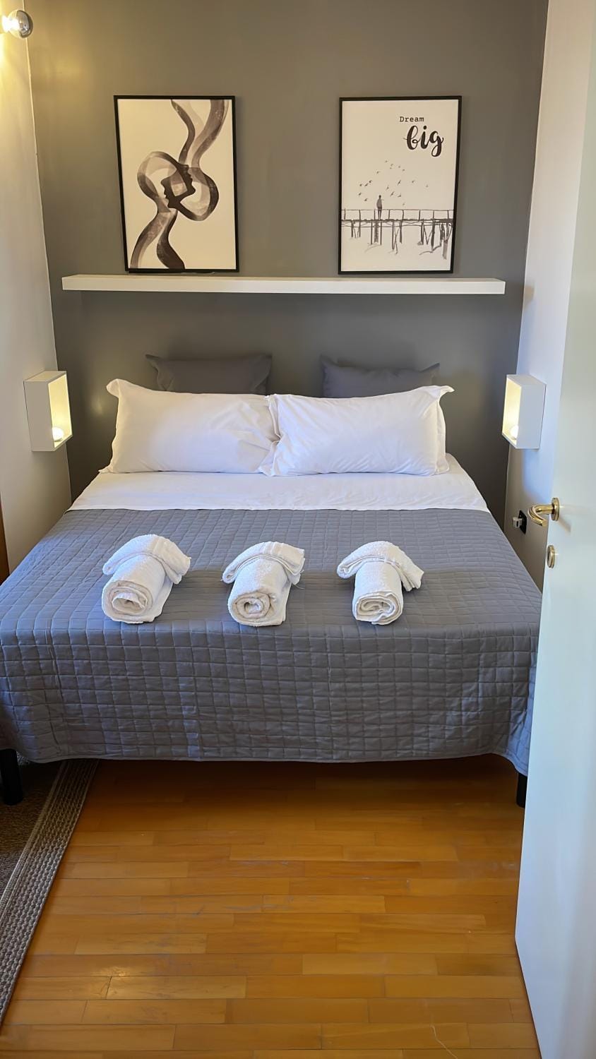 Bed, Photo of the whole room, Bedroom, towels