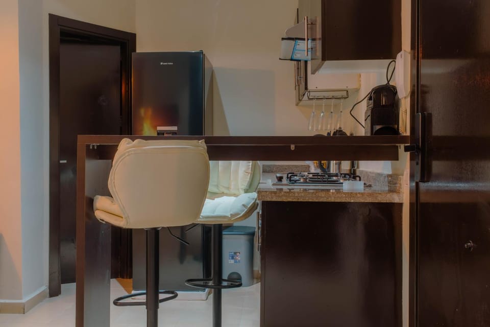 Kitchen or kitchenette, minibar