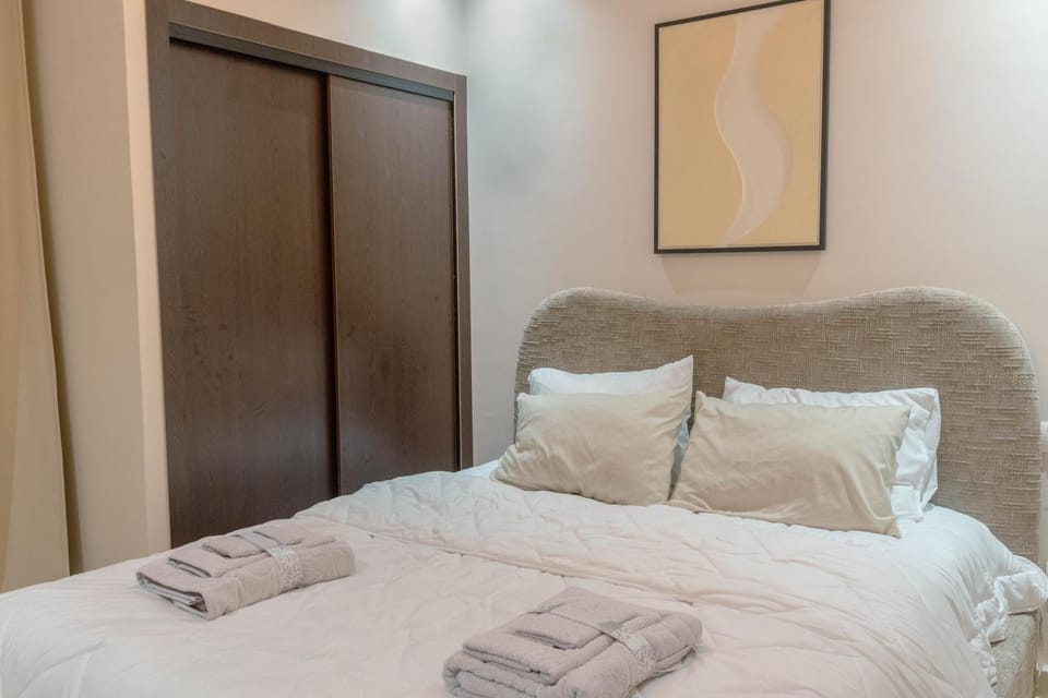 Bed, Bedroom, towels