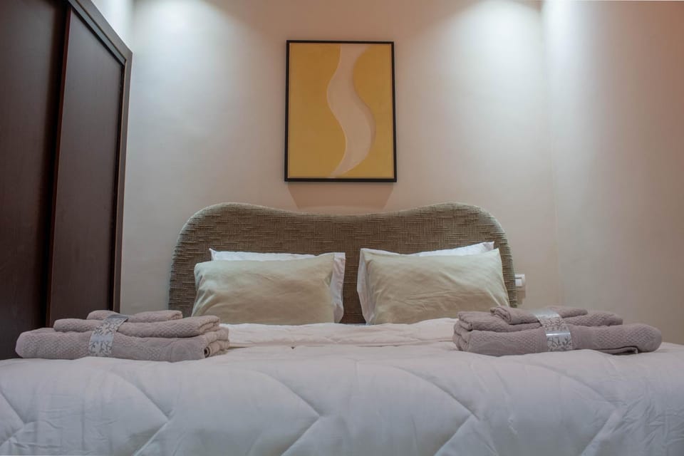 Bed, Bedroom, towels