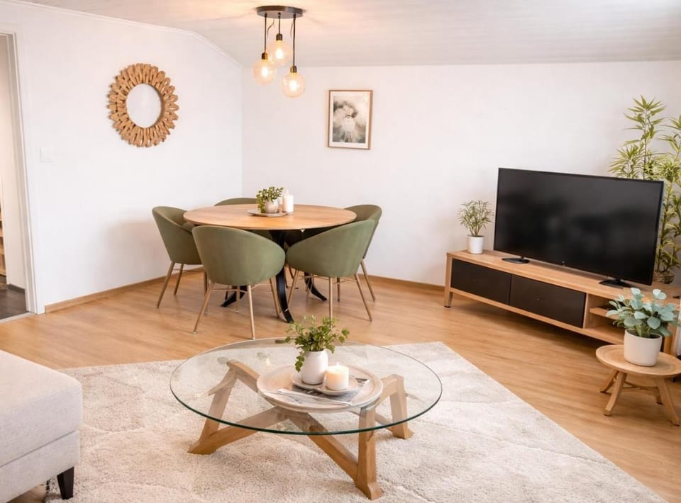 TV and multimedia, Living room, Seating area, Dining area, Evening entertainment
