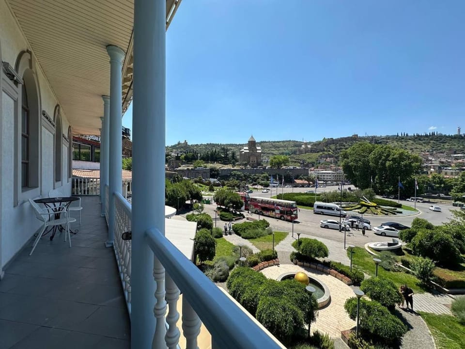 Property building, Communal lounge/ TV room, Day, Neighbourhood, Natural landscape, View (from property/room), Balcony/Terrace, Evening entertainment, City view, Mountain view, Street view, Location, Parking