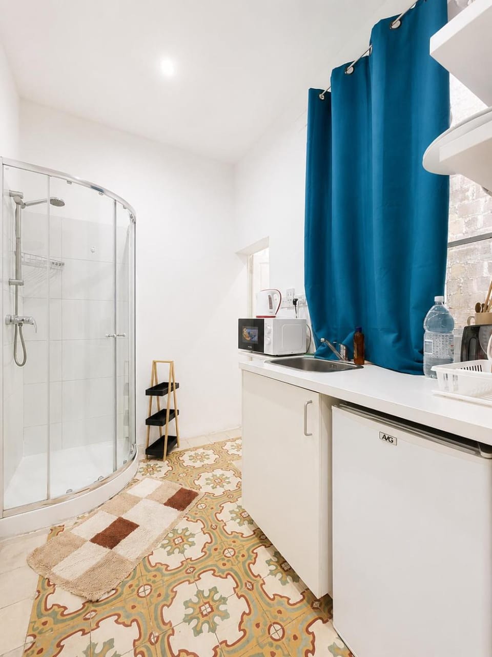 Shower, Kitchen or kitchenette