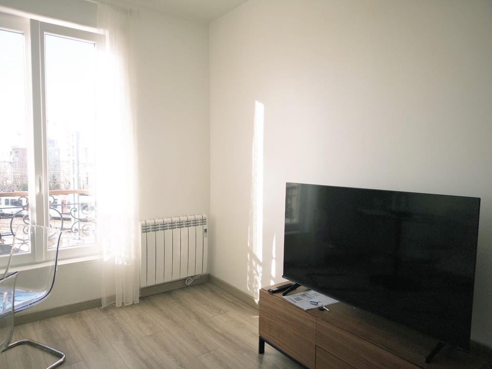 Comfortable 64 m2 Apt near Stade de France Self Check in Apartment in Saint-Denis, France