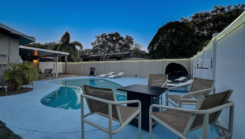 Largo Poolside Paradise Heated Pool 10Min To Beach House in Largo