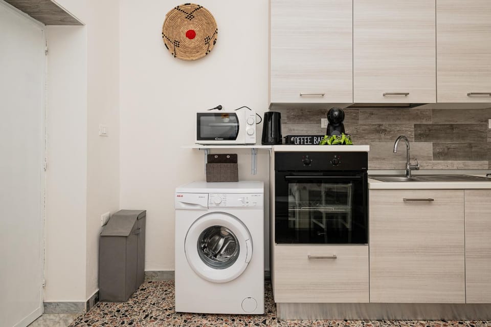 Coffee/tea facilities, microwave, oven, washing machine, kitchen