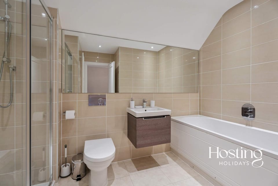 Lavender House - 4-Bedroom Family Home in Maidenhead with Parking House in Maidenhead