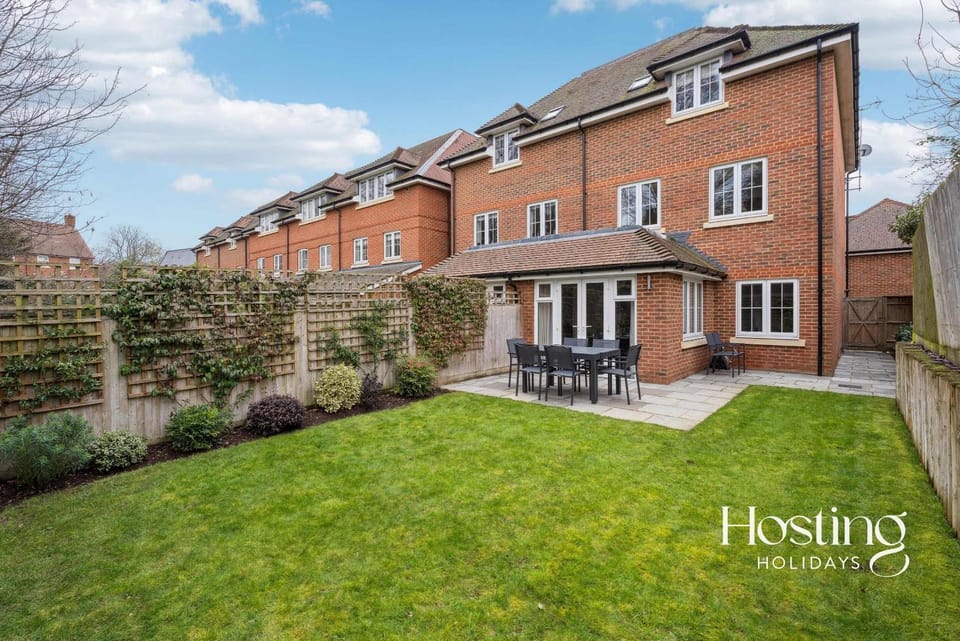 Lavender House - 4-Bedroom Family Home in Maidenhead with Parking House in Maidenhead