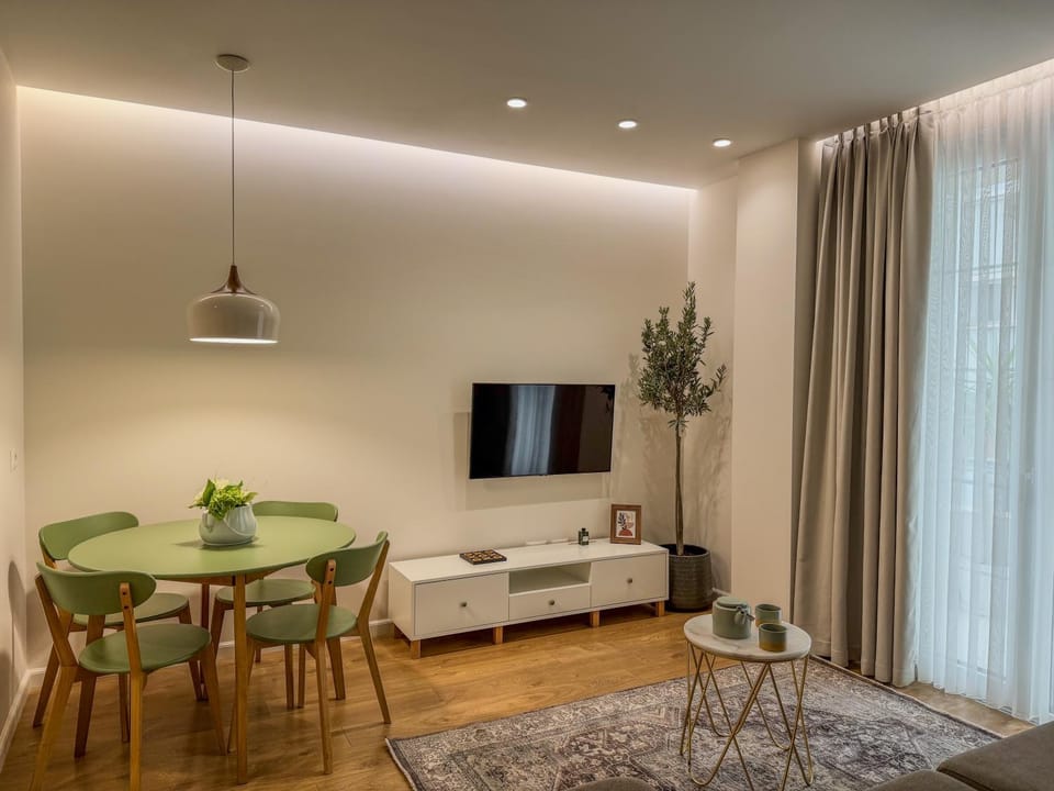 TV and multimedia, Living room, Seating area, Dining area