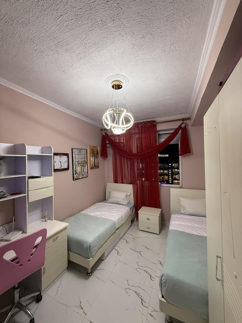 Bed, TV and multimedia, Photo of the whole room, Bedroom