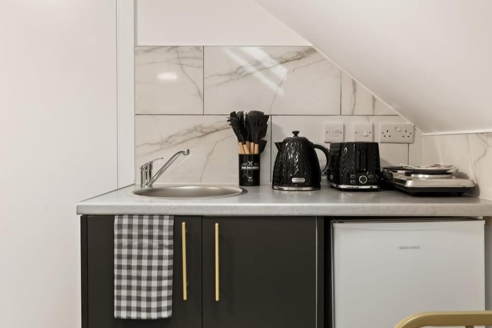 Private Studio next Homerton & Clapton Station Apartment in London Borough of Hackney