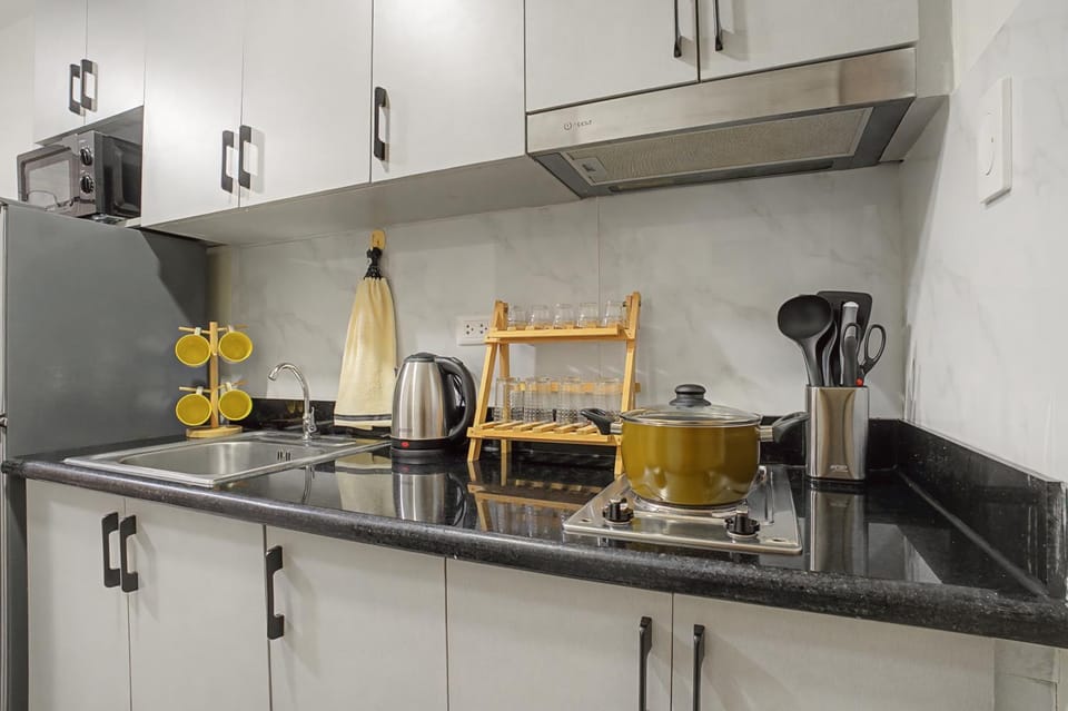 Relaxing 1BR Balcony with Pool View Plus Free Parking Apartment hotel in Pasay