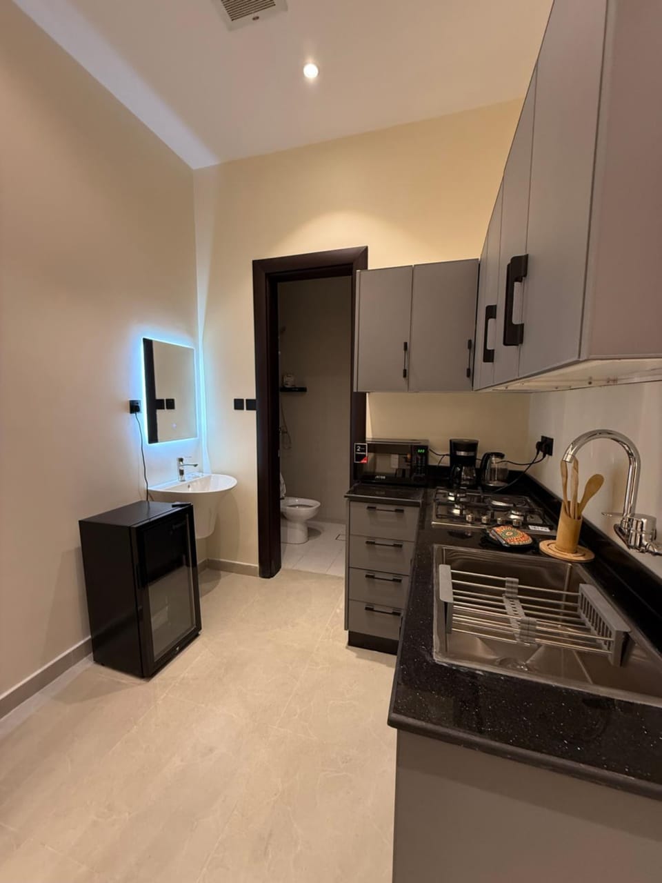 Kitchen or kitchenette, minibar, stove, toaster