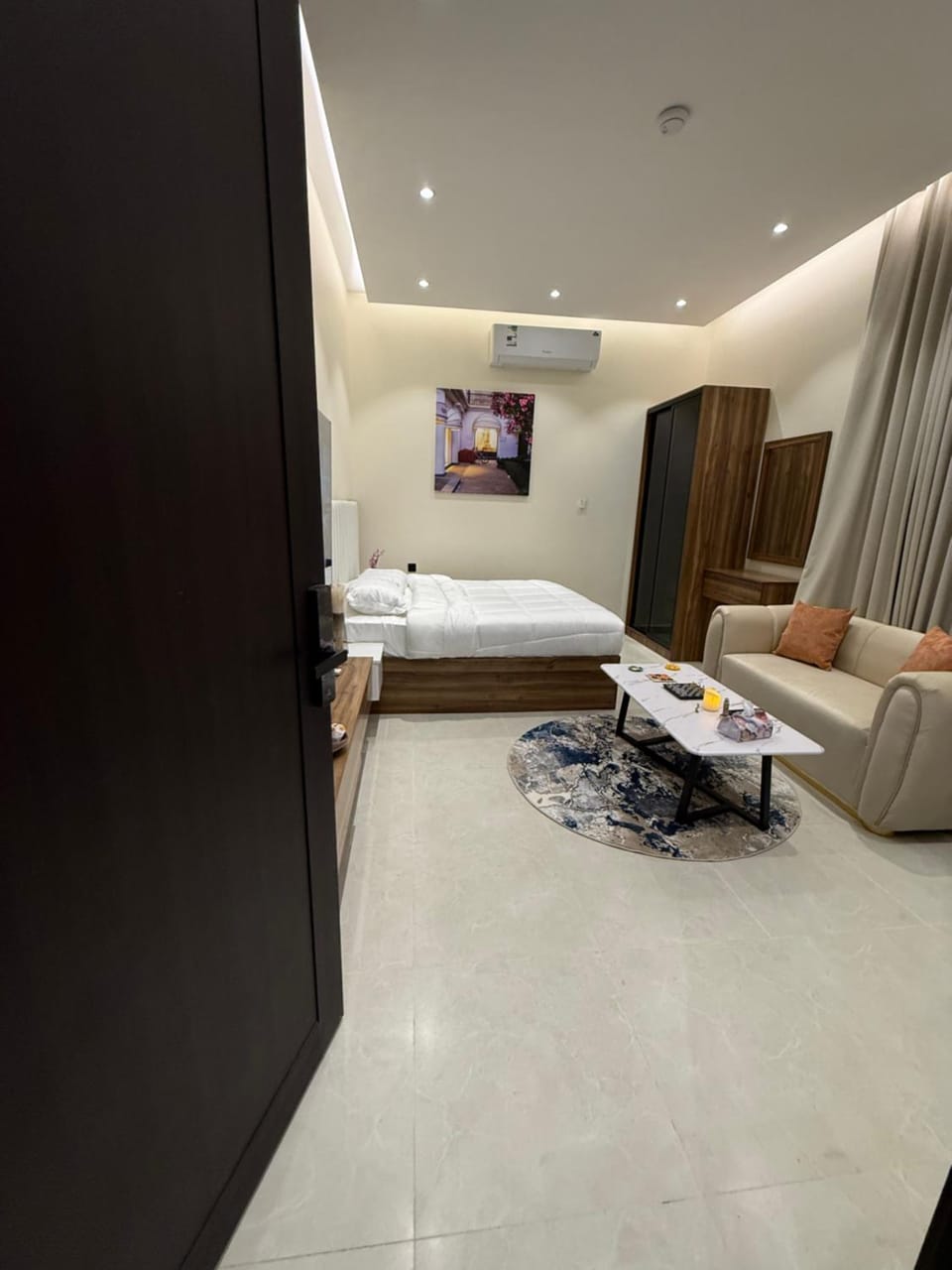 Bed, Photo of the whole room, Seating area, Bedroom