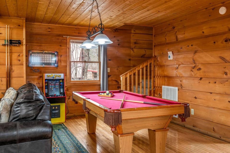 Billiard, Game Room, Living room, Evening entertainment