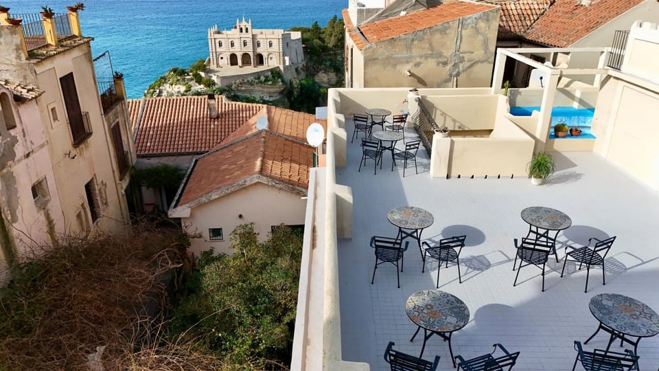 Nearby landmark, Natural landscape, View (from property/room), Balcony/Terrace, Landmark view, Sea view, Sunset, furniture