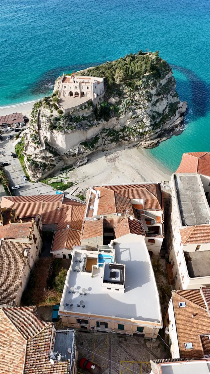 Property building, Nearby landmark, Natural landscape, Bird's eye view, View (from property/room), Balcony/Terrace, Sea view