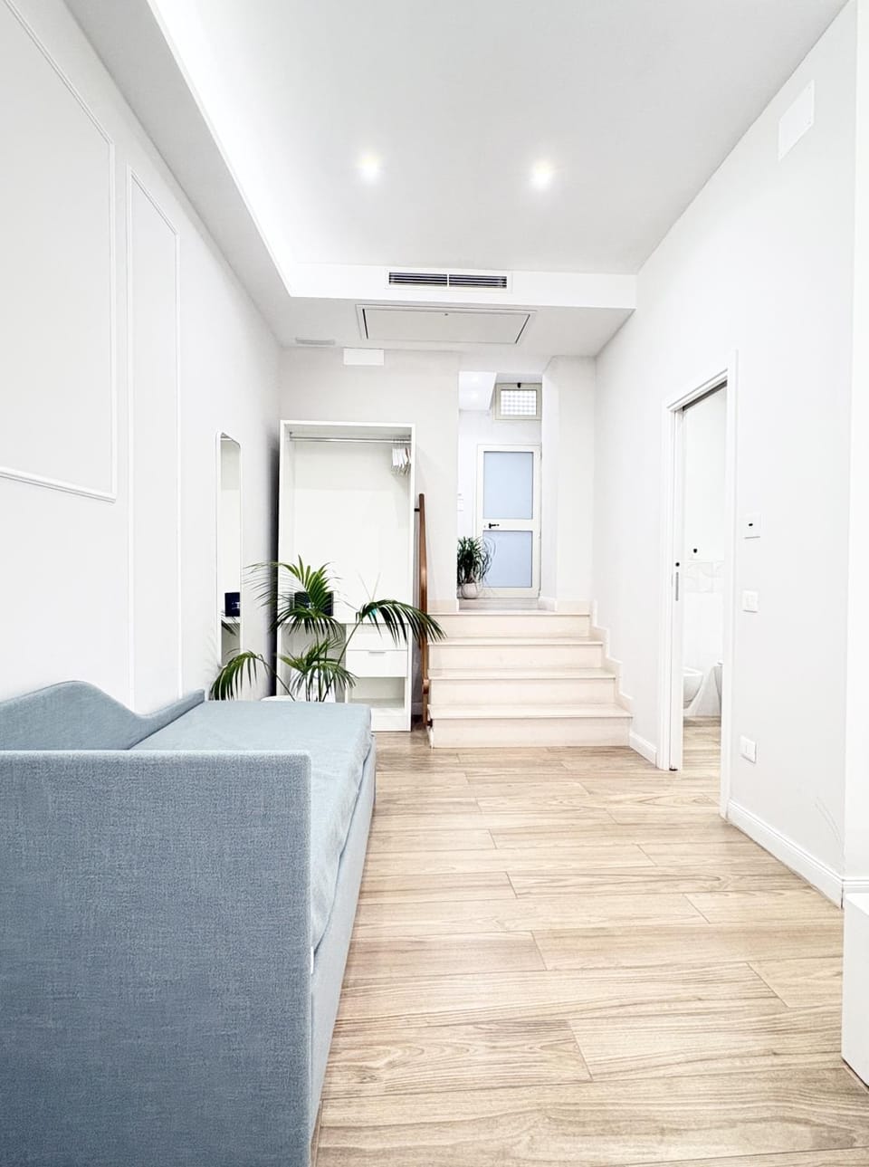 Photo of the whole room, air conditioner
