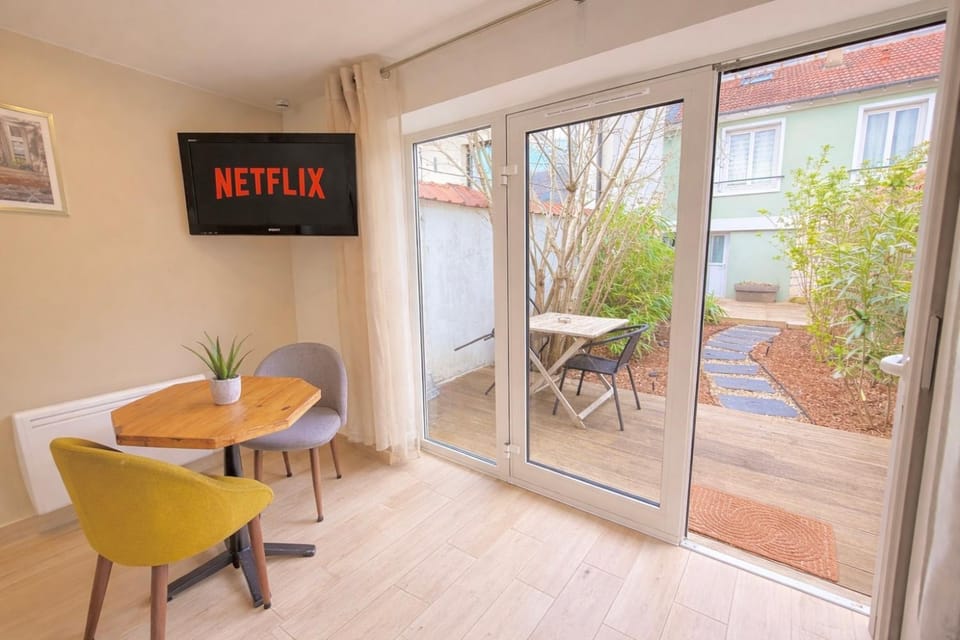 TV and multimedia, Dining area, Garden view