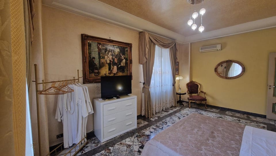 Bed, TV and multimedia, Photo of the whole room, Bedroom