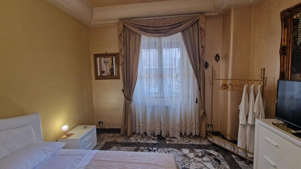 Bed, TV and multimedia, Photo of the whole room, Bedroom