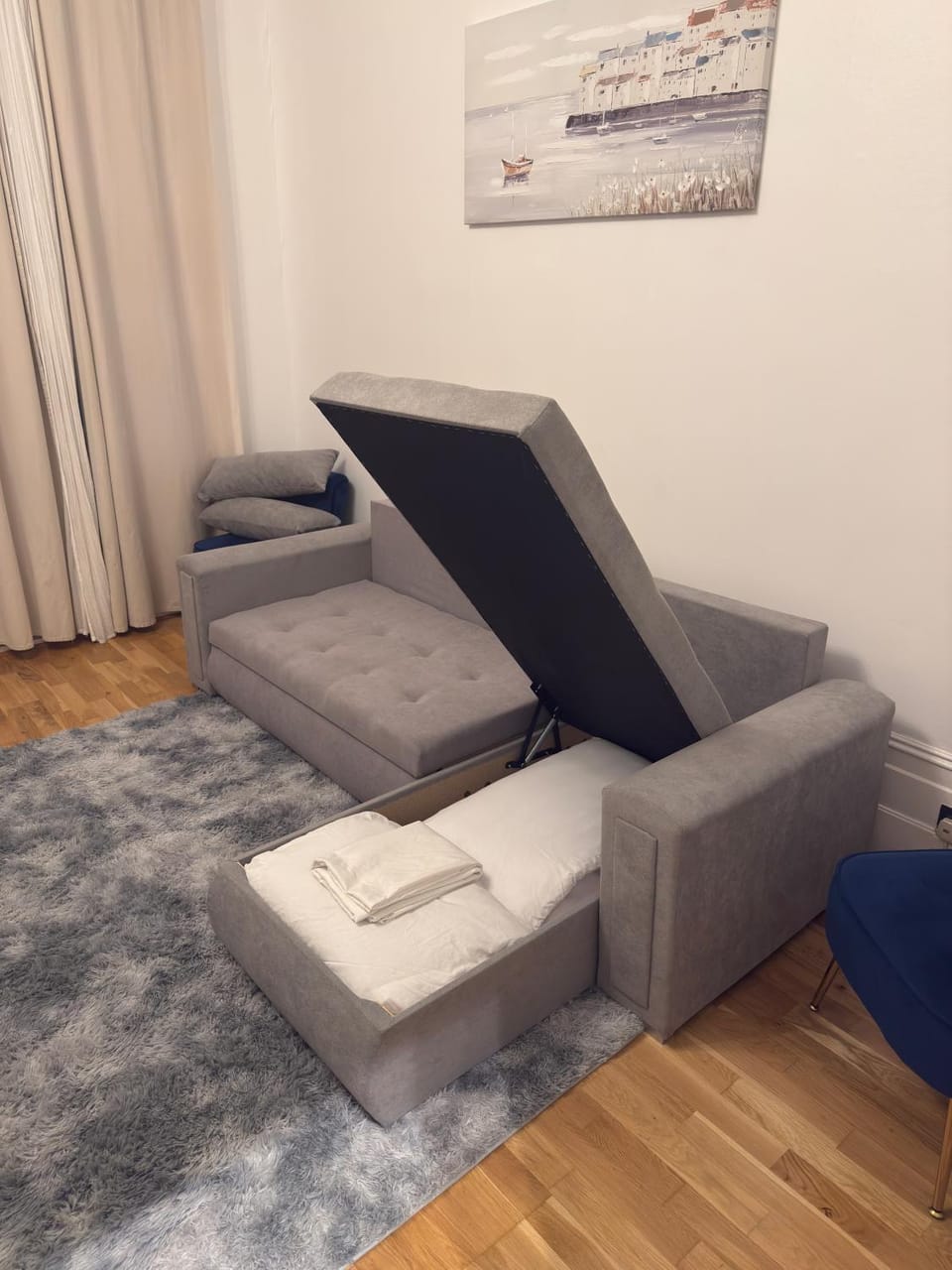 Bed, Living room