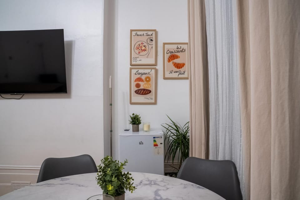 TV and multimedia, Seating area, Dining area