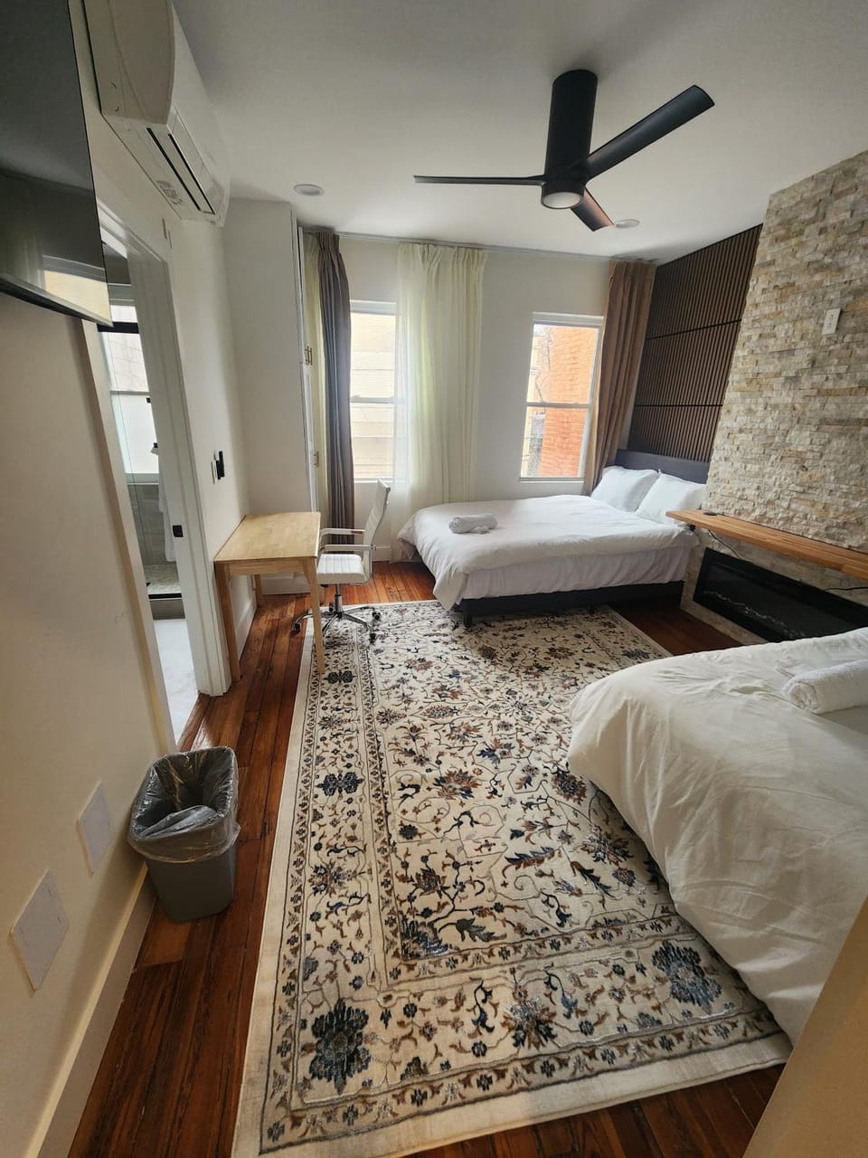 Bedroom, fireplace, air conditioner
