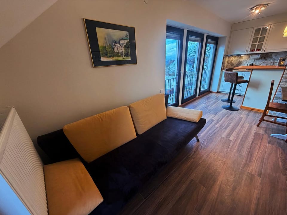 Kitchen or kitchenette, Living room, Seating area, Dining area
