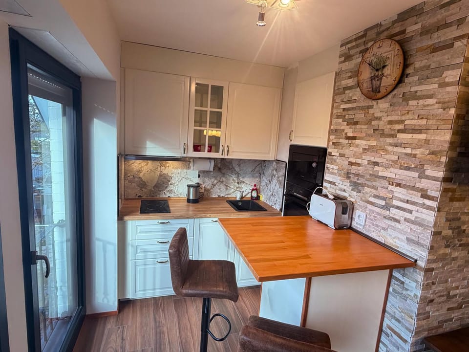 Kitchen or kitchenette, Dining area, minibar, oven, pet friendly, stove