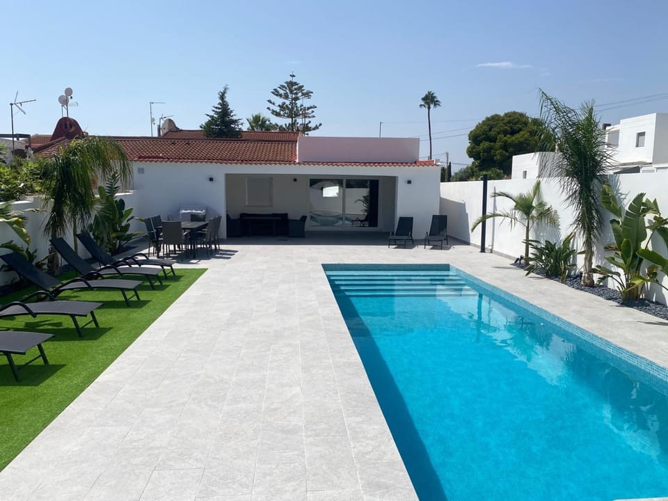 Property building, Garden, Garden view, Pool view, Swimming pool, sunbed