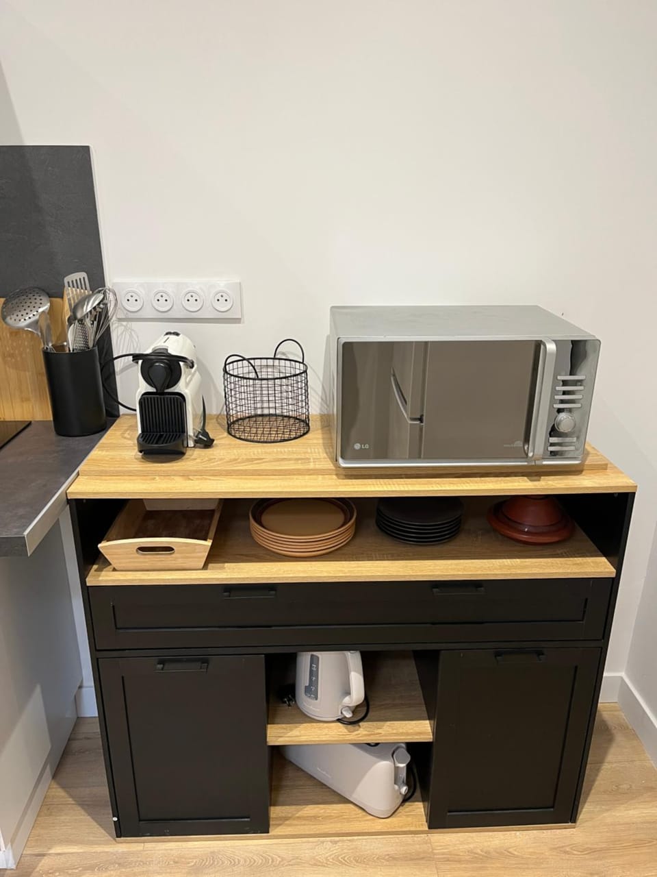 Coffee/tea facilities, minibar, oven, toaster