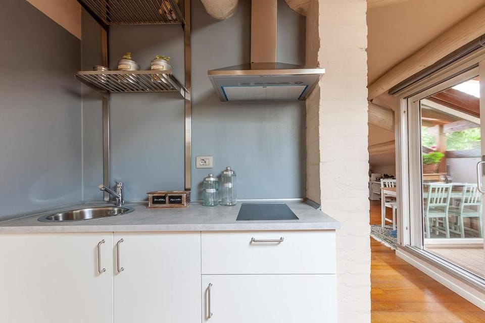 Romantica mansarda con terrazzino sui tetti di Parma Apartment in Parma