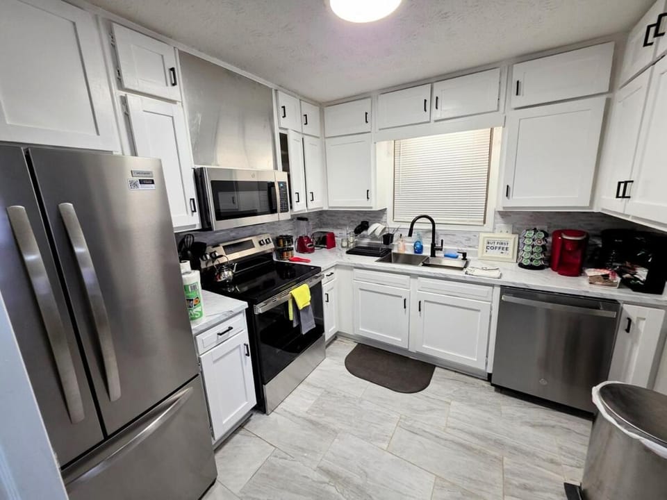 Cozy Atlanta home, near Airport, WiFi, Parking & EV Apartment in Georgia