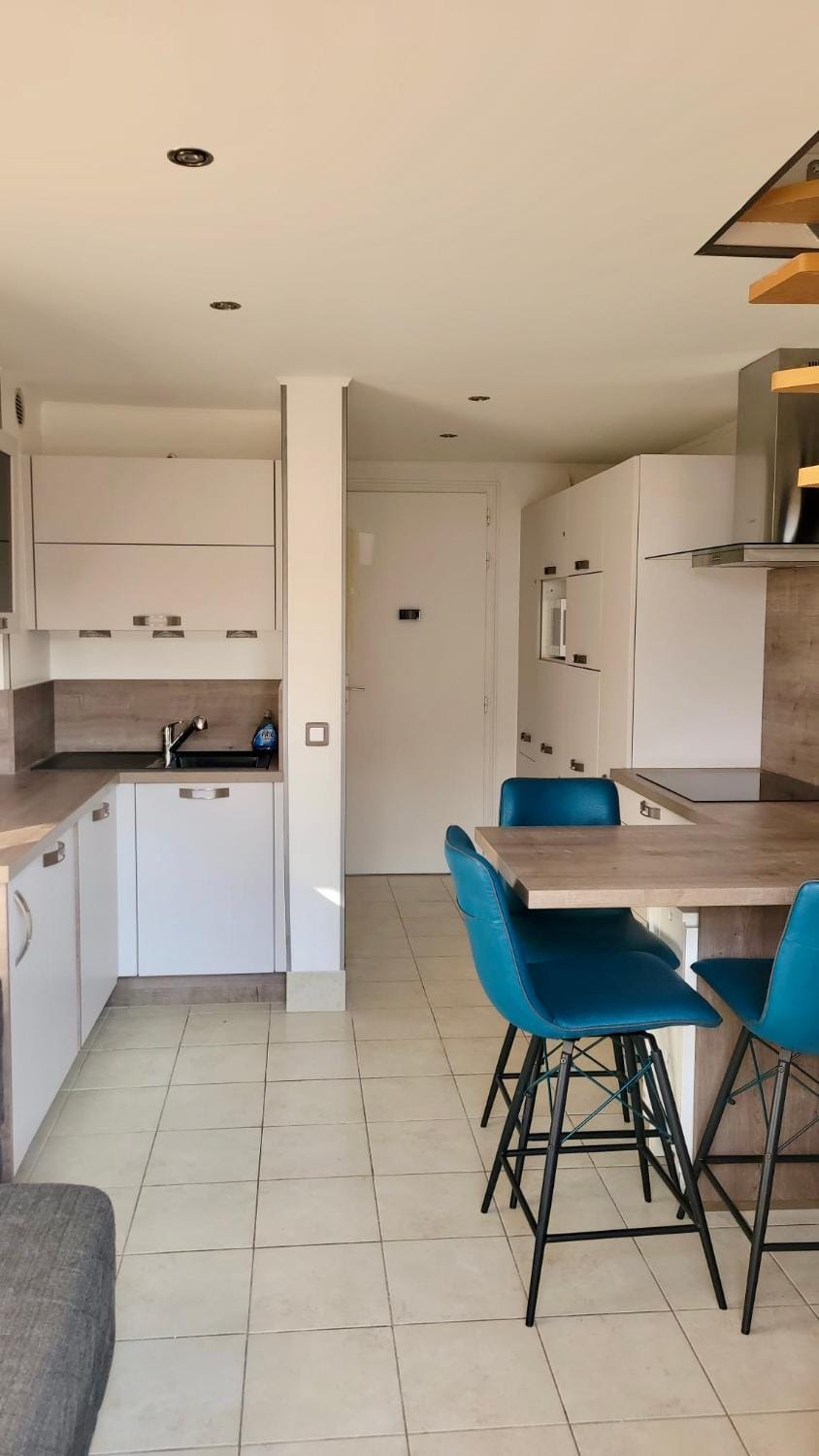 Kitchen or kitchenette, Dining area, dishwasher, oven, stove, washing machine